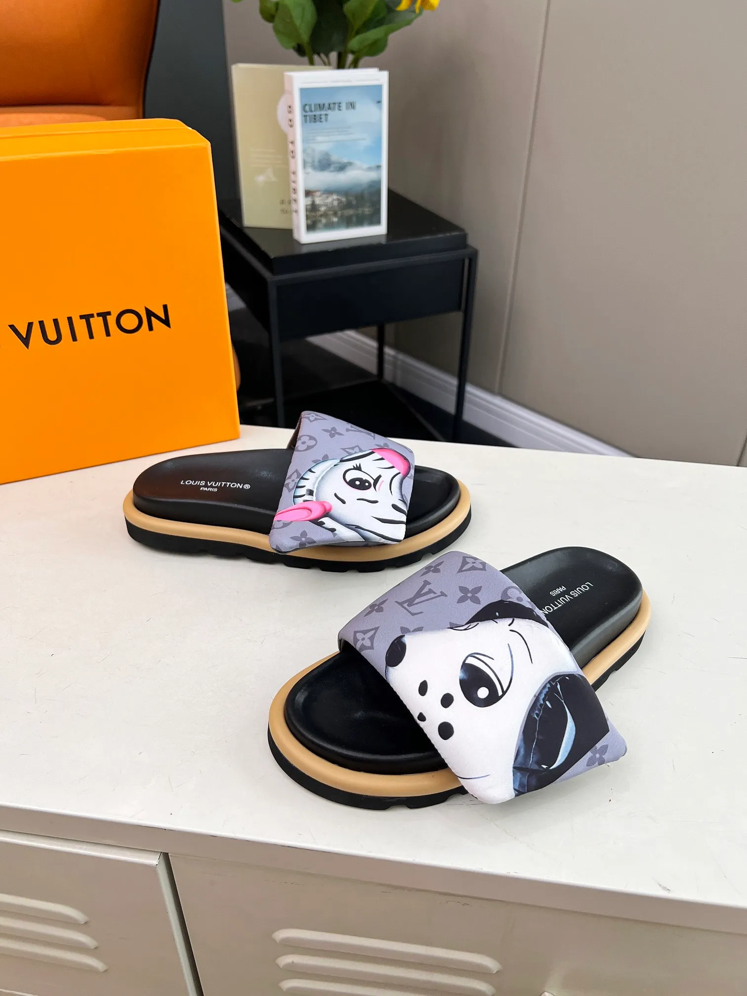 👟👟Ex-factory price 360👟👟 lv donkey brand l home 2024 hot style embossed logo embossed sandals This ol low comfort flat sandals are made of technical fabrics and use high-frequency embossing technology to reinterpret the monogram pattern. Soft padded upper with adjustable Velcro, comfortable and tough insole adds harmonious color ▪️Fabric: Original customized technical fabric ▪️Lining: soft sheepskin lining ▪️Sole: Original open-molded rubber foam outsole Color: .yellow.black▪️